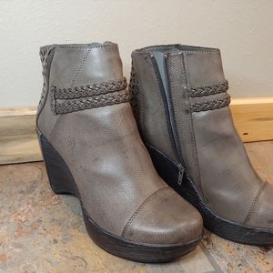 JBU Womens Merlot Closed Toe Ankle Platform Bootie